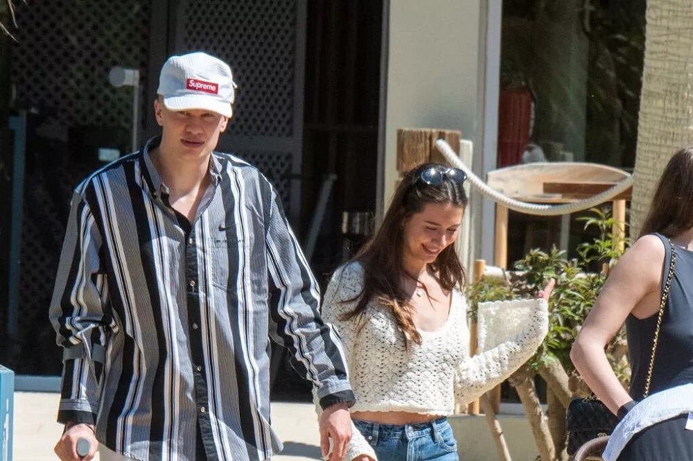 Haaland "giải vận đen" cùng bạn gái đi nghĩ dưỡng 2 Haaland cùng bạn gái