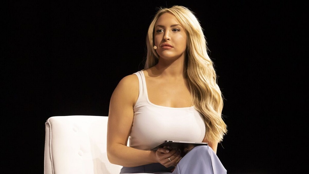 Nữ MC thể thao Emma Louise Jones đốt mắt khán giả trong buôi lễ trao giải 3 Tài năng truyền thông và sự nghiệp ấn tượng của Emma Louise Jones