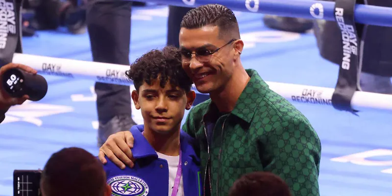 Con trai của CR7 - Ronaldo Jr gây sốc với diện mạo ở tuổi 14 4 Ronaldo Jr nhận được sự ủng hộ lớn từ người cha của mình