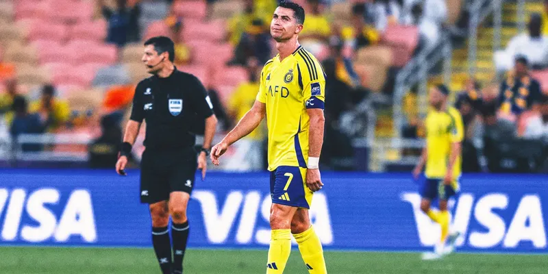 Ronaldo nổi giận, chỉ trích đồng đội trong trận thua sốc trước Al Ittihad 2 ronaldo-khong-hai-long-voi-cach-phong-ngu-cua-dong-doi